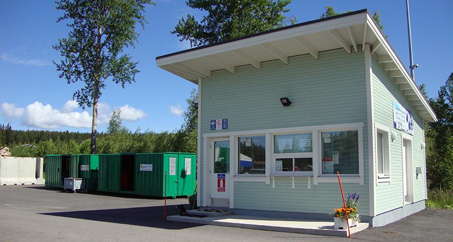 Kuva Asikkalan jäteaseman toimistorakennus, missä ikkunat ja vastaanottotiski.
