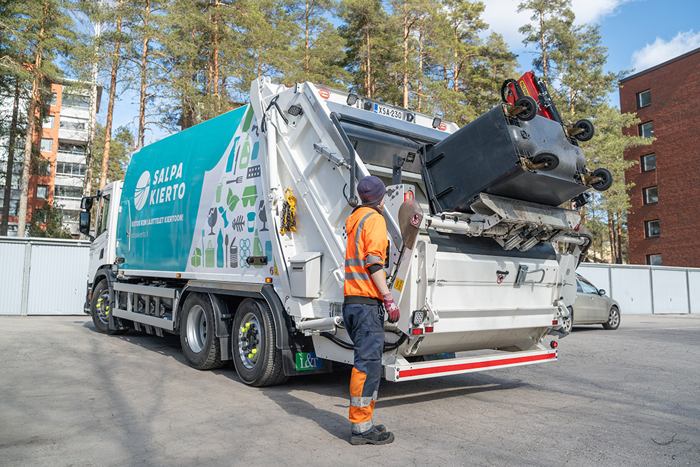 kuvituskuva jäteauto tyhjentää