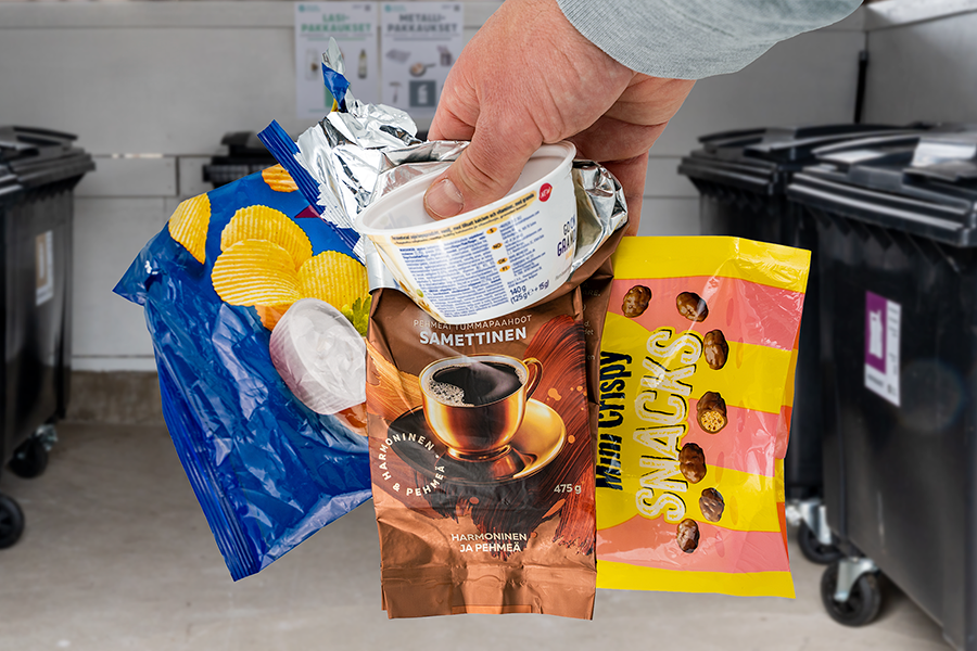 ihmisen käsi pitelee kiinni monivärisiä muovipakkauksia