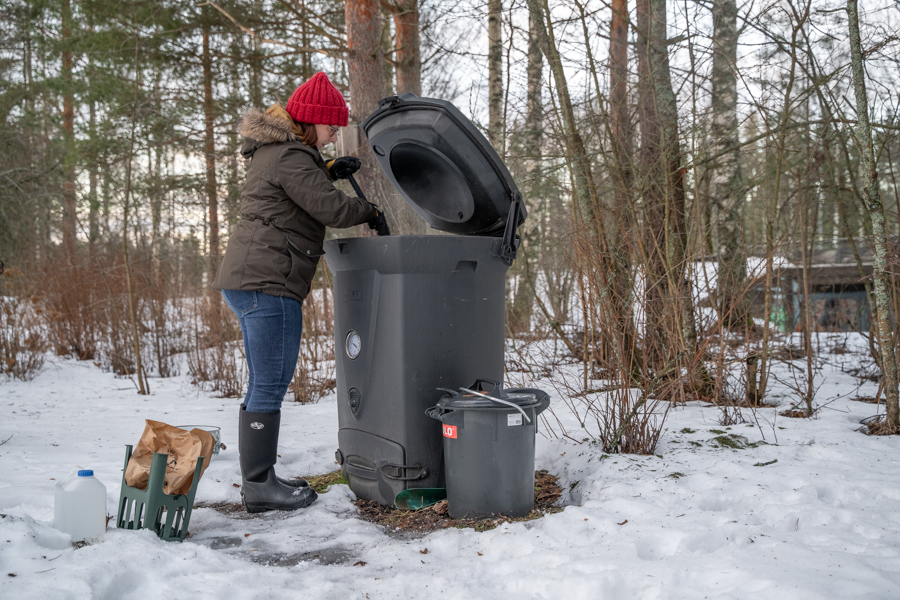 kuvituskuva kompostorin täyttöä talviaikaan